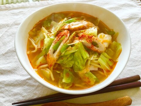 1人ランチ♪ちくわとキャベツのピリ辛ちゃんぽん麺♡